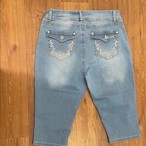 Embroidered Light Blue Cropped Women's Jeans